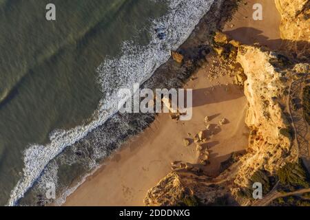 Portugal, Faro District, Drohne Blick auf Klippen und Strand von Praia da Marinha bei Sonnenaufgang Stockfoto