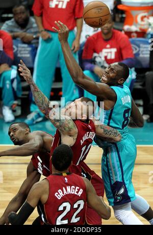 KEIN FILM, KEIN VIDEO, KEIN TV, KEINE DOKUMENTATION - Charlotte Hornets Forward/Center Bismack Biyombo (8) kämpft um die Kontrolle eines Rebounds mit Miami Heat Forward Chris Bosh (1), Forward/Center Chris Andersen (11) und Forward/Guard Canny Granger (22) während der ersten Halbzeit-Aktion in der Time Warner Cable Arena in Charlotte, NC, USA am 21. Januar 2015. Die Hornets besiegten die Hitze 78-76. Foto von Jeff Siner/Charlotte Observer/TNS/ABACAPRESS.COM Stockfoto