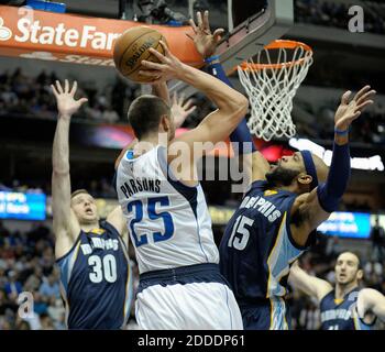 KEIN FILM, KEIN VIDEO, KEIN Fernsehen, KEIN DOKUMENTARFILM - Memphis Grizzlies Forward Jon Leuer (30) und Memphis Grizzlies Wache Vince Carter (15) verteidigen Dallas Mavericks Forward Chandler Parsons (25) am 27. Januar 2015 im American Airline Center in Dallas, TX, USA. Foto: Max Faulkner/Fort Worth Star-Telegram/TNS/ABACAPRESS.COM Stockfoto