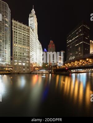 DuSable Brücke über den Fluss mit städtischer Skyline bei Nacht, Chicago, USA Stockfoto