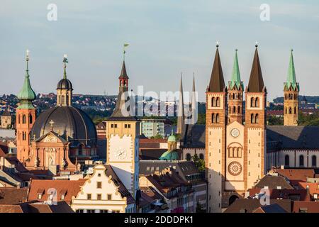 Deutschland, Bayern, Würzburg, Türme des Würzburger Doms, altes Rathaus und Neumünster Stockfoto