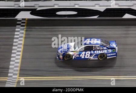 KEIN FILM, KEIN VIDEO, KEIN TV, KEIN DOKUMENTARFILM - Jimmie Johnson überquert die Ziellinie und gewinnt am 19. Februar 2015 Duel #2 auf dem Daytona International Speedway in Daytona Beach, FL, USA. Foto von Joe Burbank/Orlando Sentinel/TNS/ABACAPRESS.COM Stockfoto