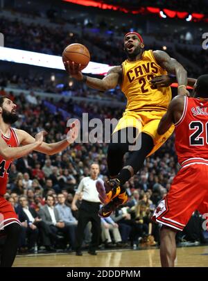 KEIN FILM, KEIN VIDEO, KEIN Fernsehen, KEIN DOKUMENTARFILM - LeBron James (23) der Cleveland Cavaliers fährt am 12. Februar 2015 im United Center in Chicago, IL, USA, gegen Tony Snell (20) der Chicago Bulls. Die Bulls gewannen, 113-98. Foto von Chris Sweda/Chicago Tribune/TNS/ABACAPRESS.COM Stockfoto