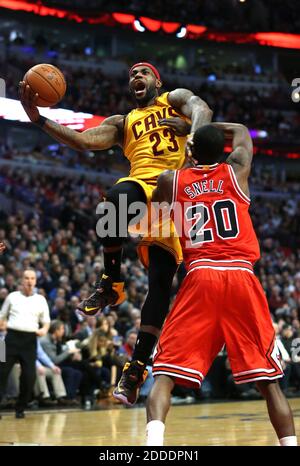 KEIN FILM, KEIN VIDEO, KEIN Fernsehen, KEIN DOKUMENTARFILM - LeBron James (23) der Cleveland Cavaliers fährt am 12. Februar 2015 im United Center in Chicago, IL, USA, gegen Tony Snell (20) der Chicago Bulls. Die Bulls gewannen, 113-98. Foto von Chris Sweda/Chicago Tribune/TNS/ABACAPRESS.COM Stockfoto