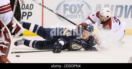 KEIN FILM, KEIN VIDEO, KEIN Fernsehen, KEINE DOKUMENTATION - St. Louis Blues rechter Flügel Vladimir Tarasenko (91) weiterhin für den Puck zu erreichen, nachdem er von Arizona Coyotes Verteidiger Keith Yandle, rechts, während der dritten Periode Aktion im Scottrade Center in St. Louis, MO, USA am 10. Februar, 2015. Foto von Chris Lee/St. Louis Post-Dispatch/TNS/ABACAPRESS.COM Stockfoto