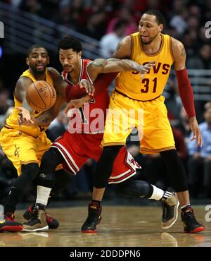 KEIN FILM, KEIN VIDEO, KEIN Fernsehen, KEIN DOKUMENTARFILM - Derrick Rose (1) der Chicago Bulls kämpft am 12. Februar 2015 im United Center in Chicago, IL, USA, in der ersten Hälfte gegen Kyrie Irving (2) und Shawn Marion (31) der Cleveland Cavaliers. Die Bulls gewannen, 113-98. Foto von Chris Sweda/Chicago Tribune/TNS/ABACAPRESS.COM Stockfoto