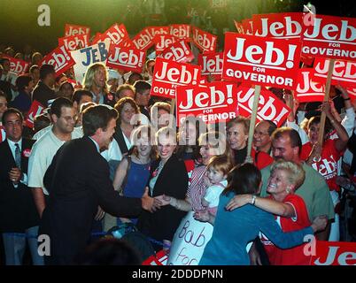 KEIN FILM, KEIN VIDEO, KEIN Fernsehen, KEINE DOKUMENTATION - Datei Foto : Jeb Bush schüttelt sich die Hände mit den Trägern bei seiner Kickoff-Rallye am 12. November 1997 an der FIU Miami Campus in seiner Kampagne für Gouverneur. Am Montag, dem 15. Juni 2015, erschien der ehemalige Gouverneur von Florida, Jeb Bush, vor einer rauhen Kundgebung vor Tausenden von Unterstützern in Miami. Foto von Raul Rubiera/Miami Herald/TNS/ABACAPRESS.COM Stockfoto