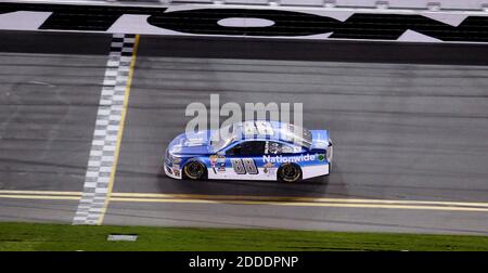 KEIN FILM, KEIN VIDEO, KEIN TV, KEIN DOKUMENTARFILM - Dale Earnhardt, Jr. überquert die Ziellinie und gewinnt am 19. Februar 2015 Duel #1 auf dem Daytona International Speedway in Daytona Beach, FL, USA. Foto von Joe Burbank/Orlando Sentinel/TNS/ABACAPRESS.COM Stockfoto