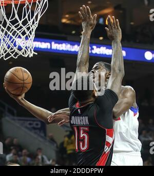 KEIN FILM, KEIN VIDEO, KEIN TV, KEIN DOKUMENTARFILM - Philadelphia 76ers Center Henry Sims (35) geht für eine Aufnahme über Toronto Raptors Forward Amir Johnson (15) während des ersten Quartals im Wells Fargo Center in Philadelphia, PA, USA am 2. März 2015. Foto von Steven M. Falk/Philadelphia Daily News/TNS/ABACAPRESS.COM Stockfoto