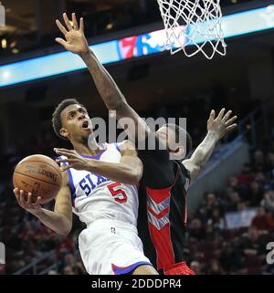 KEIN FILM, KEIN VIDEO, KEIN Fernsehen, KEIN DOKUMENTARFILM - Philadelphia 76ers' Ish Smith (5) dreht am 2. März 2015 im Wells Fargo Center in Philadelphia, PA, USA, gegen den Toronto Raptors-Stürmer Amir Johnson. Foto von Steven M. Falk/Philadelphia Daily News/TNS/ABACAPRESS.COM Stockfoto