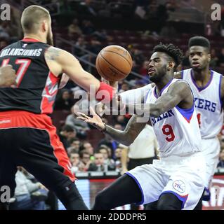 KEIN FILM, KEIN VIDEO, KEIN TV, KEIN DOKUMENTARFILM - JaKarr Sampson (9) aus Philadelphia 76ers Wache versucht im ersten Viertel des Wells Fargo Center in Philadelphia, PA, USA, am 2. März 2015 mit dem Toronto Raptors Center Jonas Valanciunas (17) den lockeren Ball zu erklimmern. Foto von Steven M. Falk/Philadelphia Daily News/TNS/ABACAPRESS.COM Stockfoto