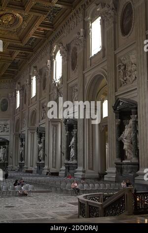 Roma, Rom, Italien Italien; Archbasilika des Heiligen Johannes Lateran, das Kirchenschiff; Lateranbasilika, Kirchenschiff; Bazylika św. Jana na Lateranie, nawa; 拉特朗圣若望大殿 Stockfoto