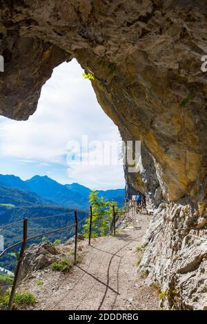 Mountainbiker radeln auf dem Bergweg von Ewige Wand in Bad Goisern, Oberösterreich, Österreich Stockfoto