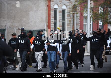 KEIN FILM, KEIN VIDEO, KEIN Fernsehen, KEINE DOKUMENTATION - Mitglieder der gewaltfreien Bewegung von Baltimore marschieren in Richtung Pennsylvania Avenue, um zu verhindern, dass Demonstranten am Montag, 27. April 2015, Baltimore, MD, USA, mit der Polizei kollidierten. Foto von Algerina Perna/Baltimore Sun/TNS/ABACAPRESS.COM Stockfoto