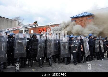 KEIN FILM, KEIN VIDEO, KEIN Fernsehen, KEIN DOKUMENTARFILM - Plünderungen und Unruhen brachen auf der North und Pennsylvania Avenue aus, wo am Montag, 27. April 2015, Baltimore, MD, USA, ein CVS in Brand gesetzt wurde. Foto von Algerina Perna/Baltimore Sun/TNS/ABACAPRESS.COM Stockfoto