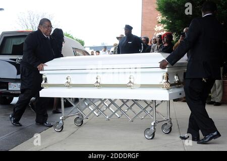 KEIN FILM, KEIN VIDEO, KEIN TV, KEIN DOKUMENTARFILM - Freddie Grays Schatulle wird am Montag, 27. April 2015 in Baltimore, MD, USA, zur Beerdigung in die New Shiloh Baptist Kirche gebracht. Foto von Algerina Perna/Baltimore Sun/TNS/ABACAPRESS.COM Stockfoto