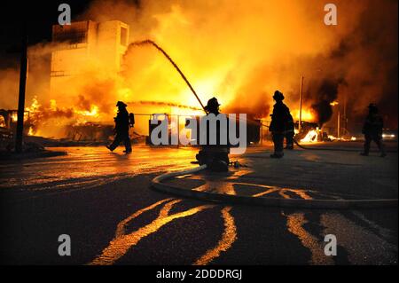 KEIN FILM, KEIN VIDEO, KEIN Fernsehen, KEIN DOKUMENTARFILM - Baltimore Feuerwehrleute kämpfen gegen ein Dreialarm-Feuer in den Gay und Chester Straßen am Montag, 27. April 2015, Baltimore, MD, USA Es war unklar, ob es sich um anhaltende Unruhen handelte. Foto von Jerry Jackson/Baltimore Sun/TNS/ABACAPRESS.COM Stockfoto
