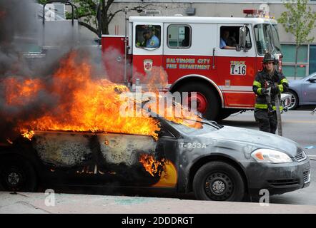 KEIN FILM, KEIN VIDEO, KEIN Fernsehen, KEINE DOKUMENTATION - EIN Maryland Transit Authority Patrouillenauto brennt auf der North und Pennsylvania Avenue am Montag, 27. April 2015, Baltimore, MD, USA. Foto von Jerry Jackson/Baltimore Sun/TNS/ABACAPRESS.COM Stockfoto