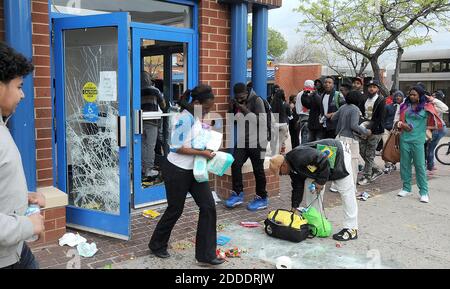 KEIN FILM, KEIN VIDEO, KEIN Fernsehen, KEIN DOKUMENTARFILM - Ballermann leert das CVS auf der Pennsylvania und North Avenues während der Unruhen am Montag, 27. April 2015, Baltimore, MD, USA. Foto von Jerry Jackson/Baltimore Sun/TNS/ABACAPRESS.COM Stockfoto