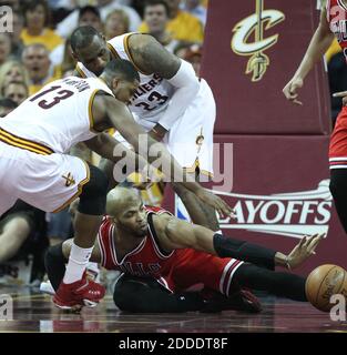 KEIN FILM, KEIN VIDEO, KEIN TV, KEIN DOKUMENTARFILM - Chicago Bulls Forward Taj Gibson (22) greift im zweiten Quartal von Spiel 1 des Halbfinales der Eastern Conference in der Quicken Loans Arena in Cleveland, OH, USA am Montag, 4. Mai 2015 nach einem lockeren Ball. Foto von John J. Kim/Chicago Tribune/TNS/ABACAPRESS.COM Stockfoto