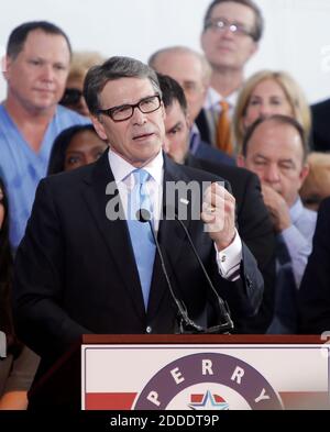 KEIN FILM, KEIN VIDEO, KEIN Fernsehen, KEIN DOKUMENTARFILM - ehemaliger Texas Gov. Rick Perry kündigt seine zweite Präsidentschaftswahl während einer Kundgebung am Flughafen Addison am Donnerstag, den 4. Juni 2015, in Addison, TX, USA, an. Foto von Brandon Wade/Fort Worth Star-Telegram/TNS/ABACAPRESS.COM Stockfoto