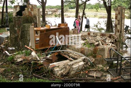 KEIN FILM, KEIN VIDEO, KEIN Fernsehen, KEIN DOKUMENTARFILM - am Sonntag, den 24. Mai 2015, schauen sich die Leute eine von mehreren zerstörten Hütten am Ufer des Blanco River in Wimberley, Texas, USA, an. Foto von Jay Janner/Austin American-Statesman/TNS/ABACAPRESS.COM Stockfoto