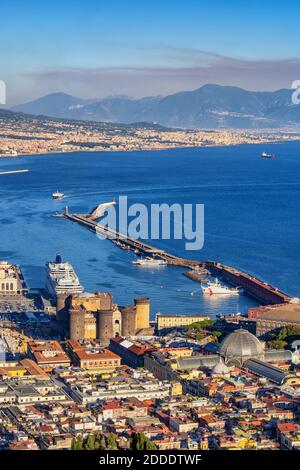 Italien, Kampanien, Neapel, Luftaufnahme von Castel Nuovo, Galleria Umberto I und Pier im Golf von Neapel Stockfoto