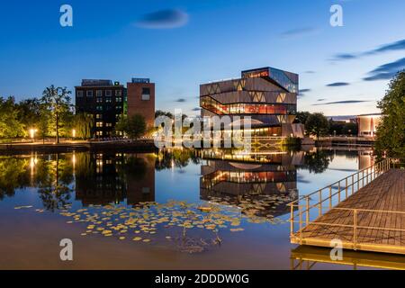 Deutschland, Baden-Württemberg, Heilbronn, Experimenta Science Center Reflecting in River Neckar at Abenddämmerung Stockfoto