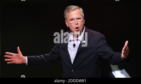 KEIN FILM, KEIN VIDEO, KEIN Fernsehen, KEIN DOKUMENTARFILM - 2016 republikanischer Präsidentschaftskandidat Jeb Bush spricht Pastoren im Zentrum Floridas bei einem Meet-and-Greet, das von der Centro Internacional de la Familia Kirche in Orlando, FL, USA, am Montag, 27. Juli 2015 veranstaltet wird. Foto von Joe Burbank/Orlando Sentinel/TNS/ABACAPRESS.COM Stockfoto