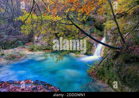 Schöne Flussquelle in Urbasa und Andia Nationalpark, Navarra. Spanien Stockfoto