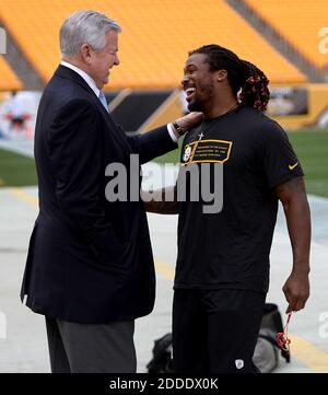 KEIN FILM, KEIN VIDEO, KEIN TV, KEINE DOKUMENTATION - Carolina Panthers Besitzer Jerry Richardson, links, und Pittsburgh Steelers laufen zurück DeAngelo Williams, rechts, grüßen einander vor dem Vorsaison-Spiel des Teams am Donnerstag, 3. September 2015, im Heinz Field in Pittsburgh. Williams spielte früher für die Carolina Panthers. (Jeff Siner/Charlotte Observer/TNS/ABACAPRESS.COM Stockfoto