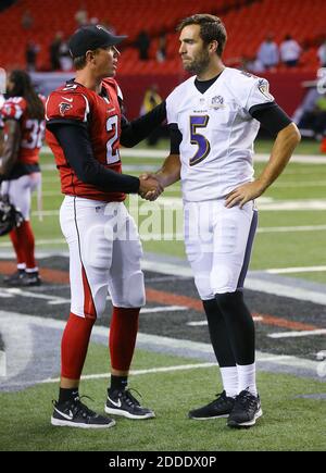 KEIN FILM, KEIN VIDEO, KEIN TV, KEINE DOKUMENTATION - Atlanta Falcons Quarterback Matt Ryan (2) und Baltimore Ravens Quarterback Joe Flacco begrüßen sich nach dem Vorsaison-Spiel am Donnerstag, 3. September 2015, im Georgia Dome in Atlanta. Die Falcons gewannen, 20-19. (Curtis Compton/Atlanta Journal-Constitution/TNS/ABACAPRESS.COM Stockfoto