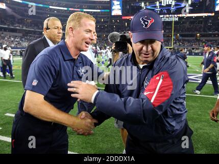 KEIN FILM, KEIN VIDEO, KEIN Fernsehen, KEINE DOKUMENTATION - Dallas Cowboys Cheftrainer Jason Garrett, links, schüttelt sich die Hände mit Houston Texans Cheftrainer Bill O'Brien nach dem Sieg der Cowboys 21-14 in einem Vorsaison-Spiel im AT&T Stadium in Arlington, Texas, am Donnerstag, den 3. September 2015. (Richard W. Rodriguez/Fort Worth Star-Telegram/TNS/ABACAPRESS.COM Stockfoto