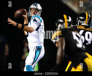 KEIN FILM, KEIN VIDEO, KEIN Fernsehen, KEIN DOKUMENTARFILM - Carolina Panthers Quarterback Derek Anderson fällt zurück in den Vorbereitungstag, am Donnerstag, den 3. September 2015, im Heinz Field in Pittsburgh, als die Verteidigung der Pittsburgh Steelers im zweiten Viertel stürmt. (Jeff Siner/Charlotte Observer/TNS/ABACAPRESS.COM Stockfoto