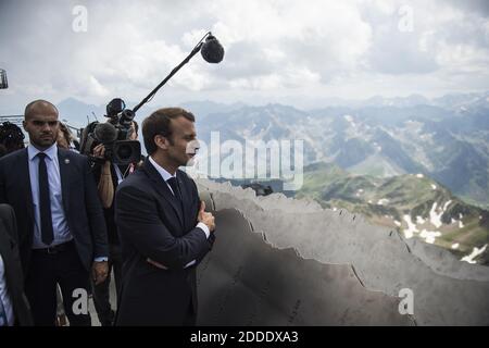 Der französische Präsident Emmanuel Macron blickt auf die Eröffnung des neuen touristischen Gebiets am Observatorium Pic du Midi in den Pyrenäen bei La Mongie in Bagneres-de-Bigorre am 26. Juli 2018. Foto von ELIOT BLONDT/ABACAPRESS.COM Stockfoto