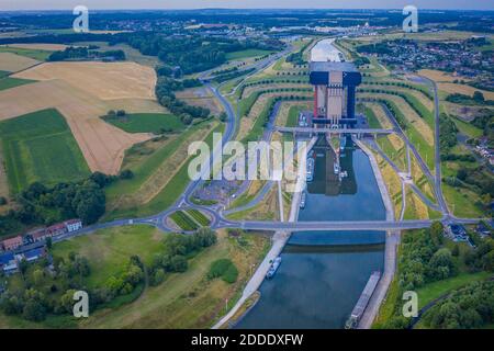 Belgien, Provinz Hennegau, Luftaufnahme des Canal du Centre und des Bootes Strepy-Thieu Stockfoto