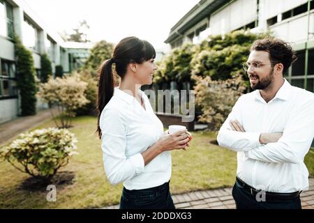 Kollegen sprechen während Pause in der Industrie Stockfoto