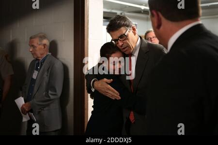 KEIN FILM, KEIN VIDEO, KEIN Fernsehen, KEIN DOKUMENTARFILM - ehemaliger Texas Gov. Rick Perry umarmt Madeline Martin, Tochter von Eagle Forum Präsident Ed Martin, rechts, bevor er die Bühne an der Eagle Council nationalen Konvention, wo er angekündigt, dass er seine Kampagne für Präsident am Freitag, 11. September 2015, im Marriott St. Louis Airport, MO, USA. Foto von Robert Cohen/St. Louis Post-Dispatch/TNS/ABACAPRESS.COM Stockfoto