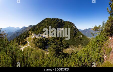 Österreich, Oberösterreich, Bad Ischl, Gondelbahn in grünen bewaldeten Bergen Stockfoto