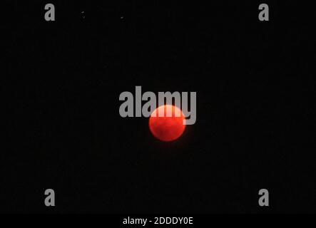 Die längste totale Mondfinsternis des 21. Jahrhunderts findet an diesem Freitag, dem 27. Juli statt. Die Gesamtphase der "Blutmond"-Finsternis vom 27. Juli dauert 1 Stunde und 43 Minuten, während der der natürliche Satellit der Erde eine spektakuläre rote oder roddybraune Farbe wechselt. Von Anfang bis Ende dauerte das gesamte himmlische Ereignis fast 4 Stunden. Foto von JMP/ABACAPRESS.COM Stockfoto