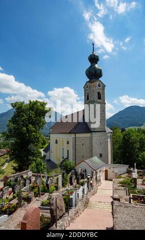 Deutschland, Bayern, Ruhpolding, Friedhof vor der St. Georg Kirche im Sommer Stockfoto