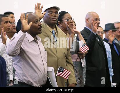 KEIN FILM, KEIN VIDEO, KEIN Fernsehen, KEINE DOKUMENTATION - etwa 141 neue US-Bürger sind am 29. Dezember 2015 als letzte Gruppe von neuen US-Bürgern für das Jahr in USCIS Miami Field Office in Miami, FL, USA vereidigt. Foto von Carl Juste/Miami Herald/TNS/ABACAPRESS.COM Stockfoto