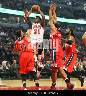 KEIN FILM, KEIN VIDEO, KEIN Fernsehen, KEINE DOKUMENTATION - der Wächter der Chicago Bulls Jimmy Butler (21) dreht über Washington Wizards Guard Garrett Temple (17) während der ersten Hälfte im United Center in Chicago, IL, USA am Montag, 11. Januar 2016. Foto von Nuccio DiNuzzo/Chicago Tribune/TNS/ABACAPRESS.COM Stockfoto