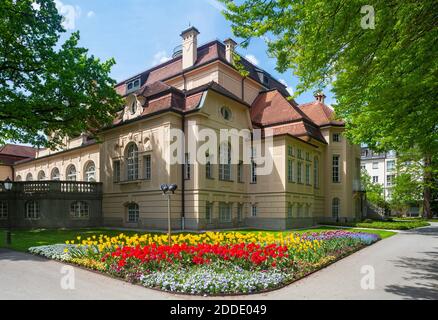 Deutschland, Bayern, Bad Reichenhall, buntes Blumenbeet vor der Therme im Royal Spa Garden Stockfoto