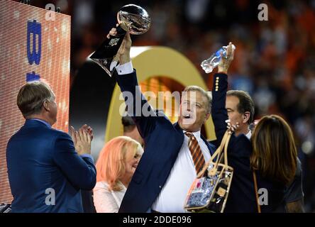 KEIN FILM, KEIN VIDEO, KEIN TV, KEINE DOKUMENTATION - der ehemalige Denver Broncos Quarterback und aktuelle General Manager John Elway feiert, wie er die Vince Lombardi Trophäe nach einem 24-10 Sieg gegen die Carolina Panthers im Super Bowl 50 im Levi's Stadium in Santa Clara, CA, USA, am Sonntag, Februar 2016. Foto von Jose Carlos Fajardo/Bay Area News Group/TNS/ABACAPRESS.COM Stockfoto