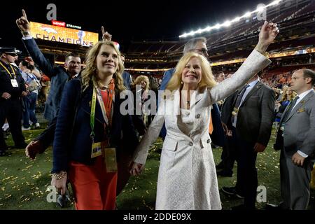 KEIN FILM, KEIN VIDEO, KEIN TV, KEINE DOKUMENTATION - Annabel Bowlen, rechts, Ehefrau von Denver Broncos Besitzer Pat Bowlen, winkt Fans zu, während sie nach dem Super Bowl 50 im Levi's Stadium in Santa Clara, CA, USA, am Sonntag, den 7. Februar 2016 vom Feld gingen. Die Broncos gewannen, 24-10. Foto von Jose Carlos Fajardo/Bay Area News Group/TNS/ABACAPRESS.COM Stockfoto