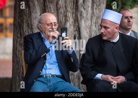 Drusenführer Walid Jumblatt (links) sah, als er am 30. Juli 2018 in Mukhtara, südöstlich von Beirut, Libanon, auf den ehemaligen französischen Präsidenten Nicolas Sarkozy wartete. Foto von Ammar Abd Rabbo/ABACAPRESS.COM Stockfoto