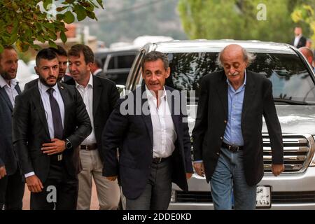 Drusenführer Walid Jumblatt (rechts) empfängt am 30. Juli 2018 den ehemaligen französischen Präsidenten Nicolas Sarkozy in Mukhtara, südöstlich von Beirut, Libanon. Foto von Ammar Abd Rabbo/ABACAPRESS.COM Stockfoto