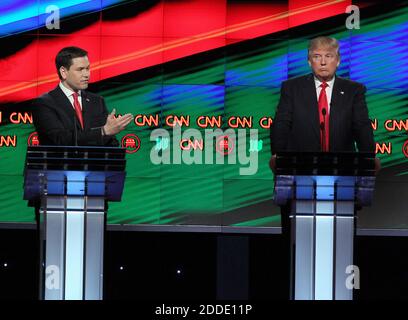 KEIN FILM, KEIN VIDEO, KEIN Fernsehen, KEIN DOKUMENTARFILM - republikanischer Präsidentschaftskandidat Sen. Marco Rubio, links, reagiert auf einen Kommentar von Donald Trump, rechts, während der GOP-Präsidentendebatte am Donnerstag, 10. März 2016 im Bank United Center der Universität Miami in Coral Gables, FL, USA. Foto von Pedro Portal/El Nuevo Herald/TNS/ABACAPRESS.COM Stockfoto