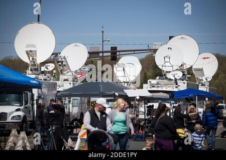 KEIN FILM, KEIN VIDEO, KEIN Fernsehen, KEINE DOKUMENTATION - News Trucks vor Prince's Haus im Paisley Park am Freitag, 22. April 2016, in Chantassent in der Nähe von Minneapolis, MN, USA. Foto von Renee Jones Schneider/Minneapolis Star Tribune/TNS/ABACAPRESS.COM Stockfoto